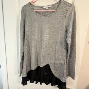 ✨ 🆕 Fever Gray High-Low Layered Hem Knit Top M – Chic Contrast Ruffle Detail ✨